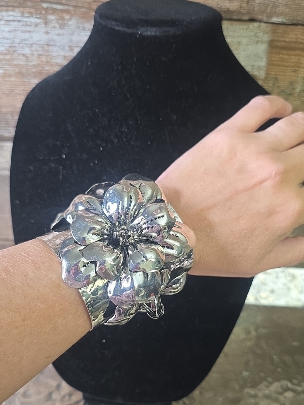Bold Silver Floral Cuff Bracelet, NEW - Picture 4 of 4